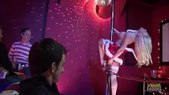 Redare Extravaganza anală de Crăciun: clubul de striptease MILF -uri devin sălbatice