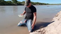 تشغيل التبول العام و cumshot في الجينز على ريو غراندي
