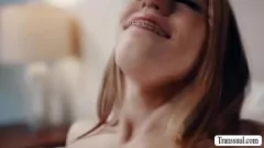 Jouer Les belles-sœurs T-Girl partagent un bêtises transexuelles en lingerie