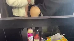 Abspielen Sex auf der öffentlichen Toilette: Schlampe bekommt POV-Creampie im Club
