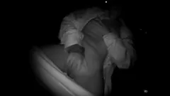 Afspelen Sensuele blonde tiener Emily Candys masturbeert in de koude winternacht onder de sterren